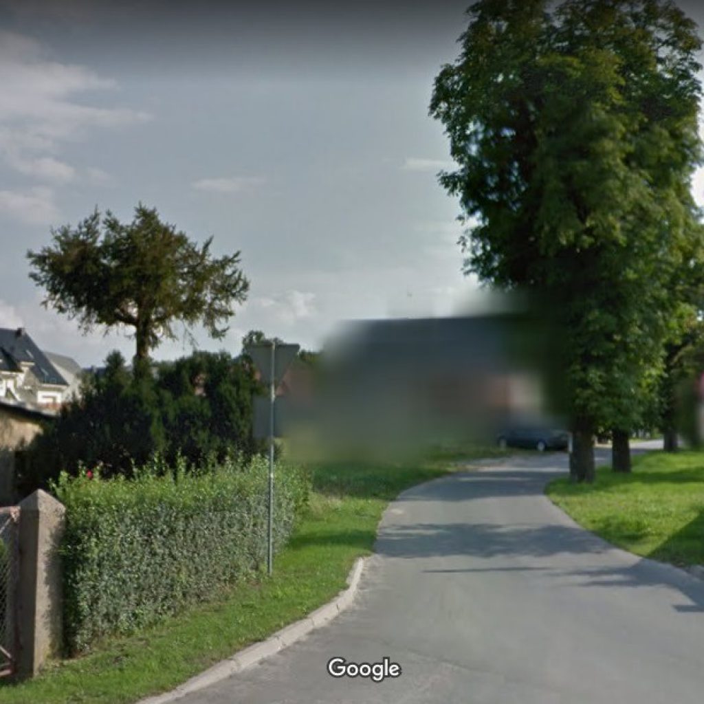 Zamazane zdjęcie domu w Google Street View